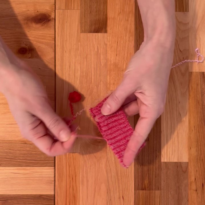 Étape 3: la main qui tient le fil tire sur celui-ci rapidement