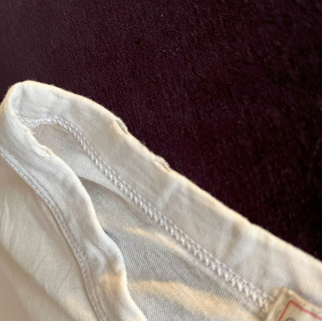 Exemple de trous dans un col de t-shirt