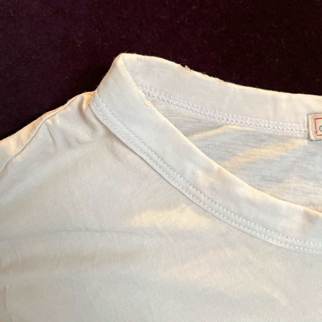 Trous d'un col de t-shirt vu de devant