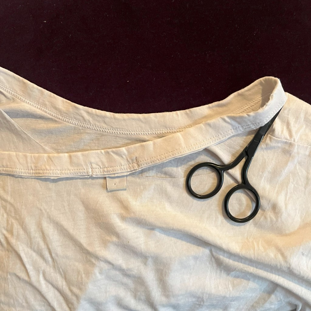 Des ciseaux sont utilisés pour découper le tour du col, très proche de celui-ci.