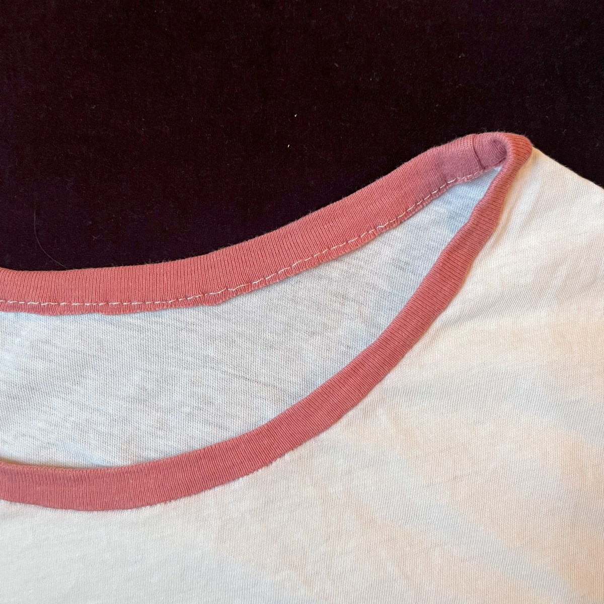 Remplacer un col de t-shirt&nbsp;troué