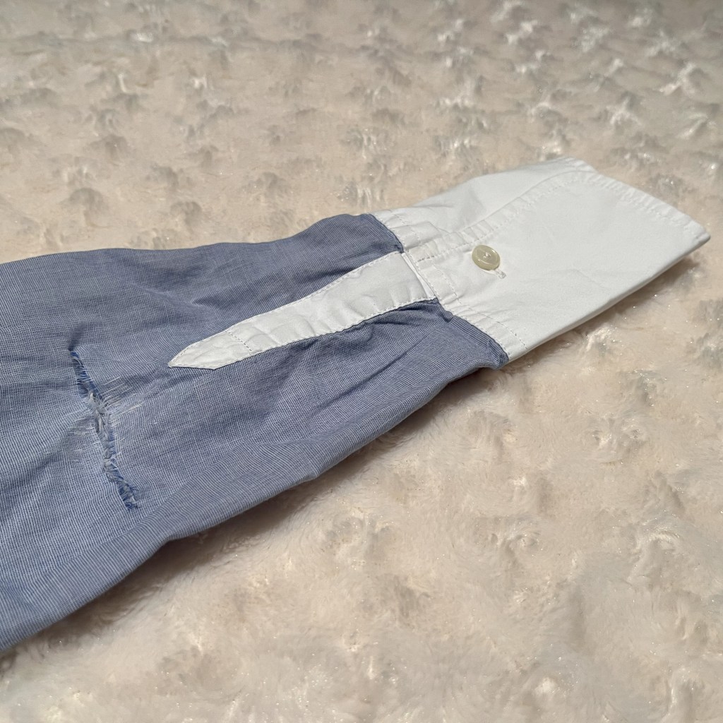 déchirure dans un coude de chemise et détail du poignet