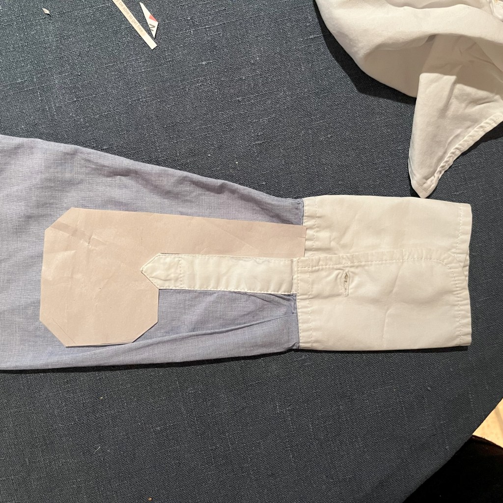 Patch en papier placée sur la chemise à réparer
