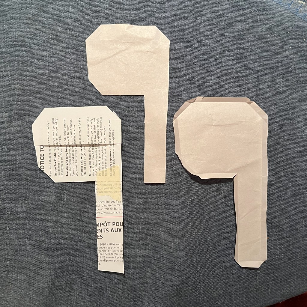 Tests de patch en papier. À gauche, patch test repliée et collée; au centre, taille finale mais sans valeur de couture, à droite taille finale avec valeurs de couture