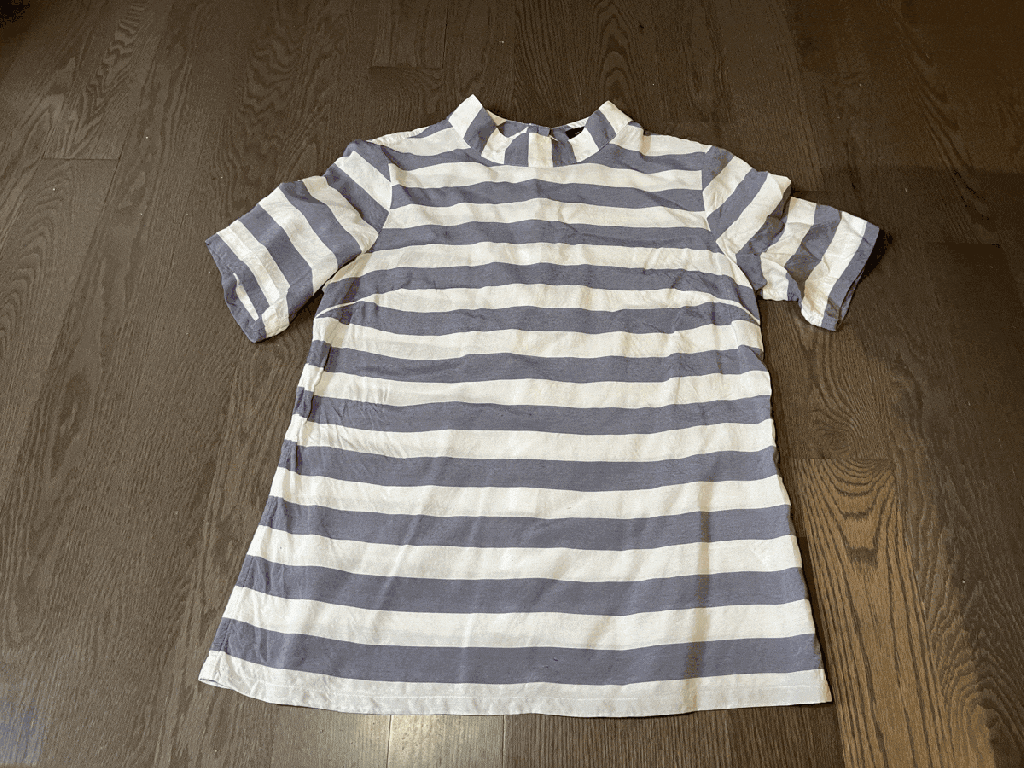 différentes dispositions de formes en cartons sur un chandail rayé